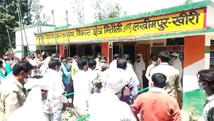 पुलिसकर्मियों पर बाइक तोड़ने का आरोप, हंगामा