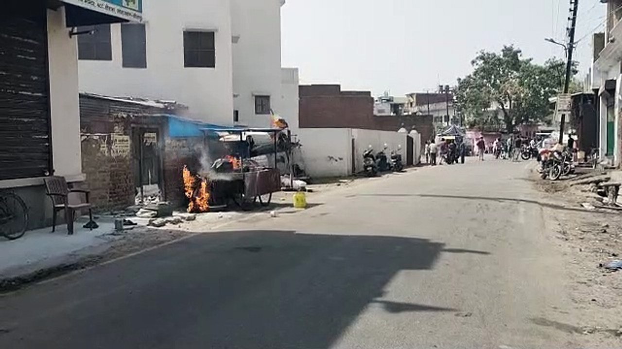 सीतापुर: सड़क के किनारे खड़ा ठेला बना आग का गोला