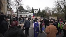 Prag'daki Rusya Büyükelçiliği önünde Rusya karşıtı protesto