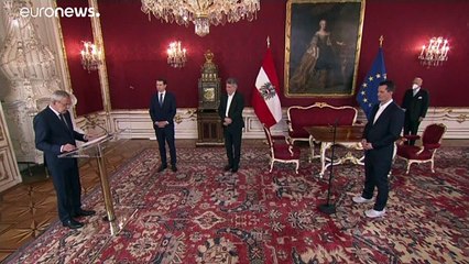 شاهد: وزير الصحة النمساوي الجديد يرتدي الحذاء الرياضي خلال مراسم أداء اليمين