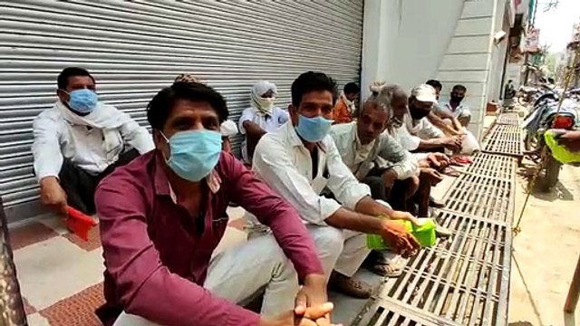 को-ऑपरेटिव बैंक के बाहर लग रही किसानों की भीड़, गाइडलाइन का हो रहा उल्लंघन