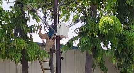 जिला अस्पताल कोविड वार्ड में बत्ती गुल होने से परेशान हुए मरीज और अटेंडर