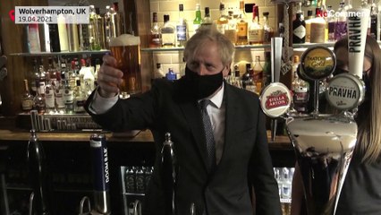 Boris Johnson savoure sa première bière en public depuis l'assouplissement des restrictions