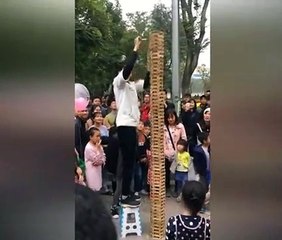 Yardım etmek isterken dev jenga kulesini yıktı