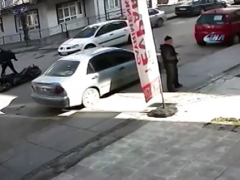 Otomobile sinirlenip kapısını açınca neye uğradığını şaşırdı