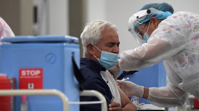 Retrasos de vacunas anticovid de Sinovac detienen agendas de citas