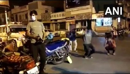 लॉकडाउन में बाहर निकले युवकों को पुलिस ने रोका और ऐसे सिखाया सबक