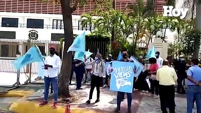 Con cánticos cristianos, grupo provida se encuentra apostado frente al Congreso