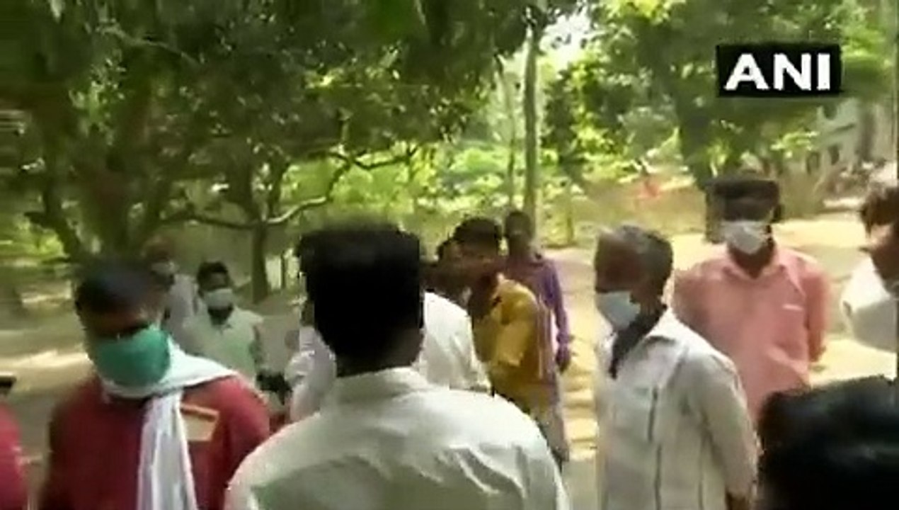 बंगाल में वोटिंग के दौरान पोलिंग बूथ पर लड़ पड़े भाजपा और टीएमसी के कार्यकर्ता