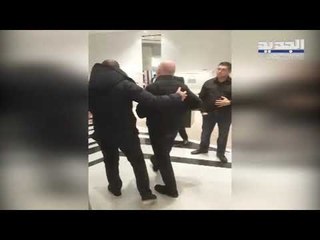 محتجون يجبرون وزير الأشغال والنقل يوسف فنيانوس على مغادرة أحد المجمعات التجارية