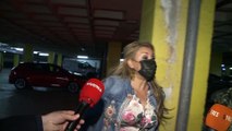 Raquel Mosquera se esconde debajo de una manta tras recibir el alta hospitalaria