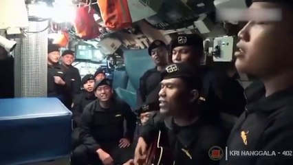Duygulandıran görüntü! Batan gemi mürettebatından ''elveda'' şarkısı