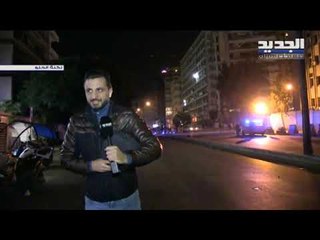 الصليب الأحمر يقوم بإسعاف أحد المحتجين من أمام ثكنة الحلو