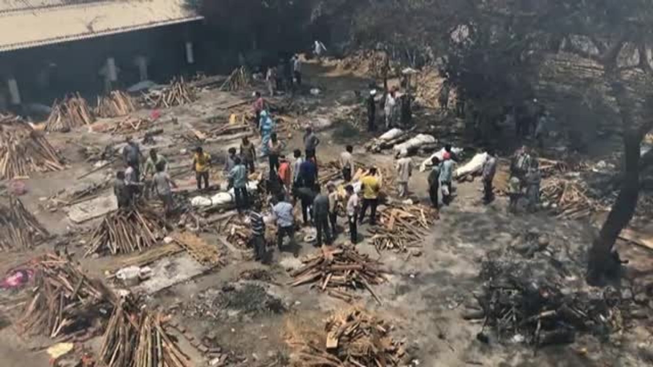 Cremaciones masivas en la capital de India ante el aumento de muertos por covid