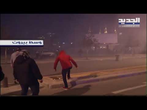 متظاهر يواجه القنابل المسيلة للدموع بمضرب تنس