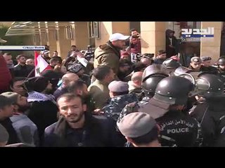 المحتجون يزيلون السياج الشائك في محيط مجلس النواب واشكال مع القوى الامنية