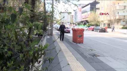 ÇEVRE KİRLİLİĞİNİ ÖNLEMEK İÇİN TRAFİKTE POŞET DAĞITIYOR