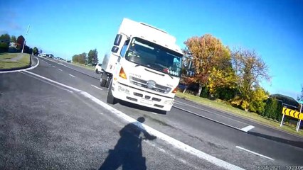 El terrorífico instante en que el camión gira y embiste a la ciclista