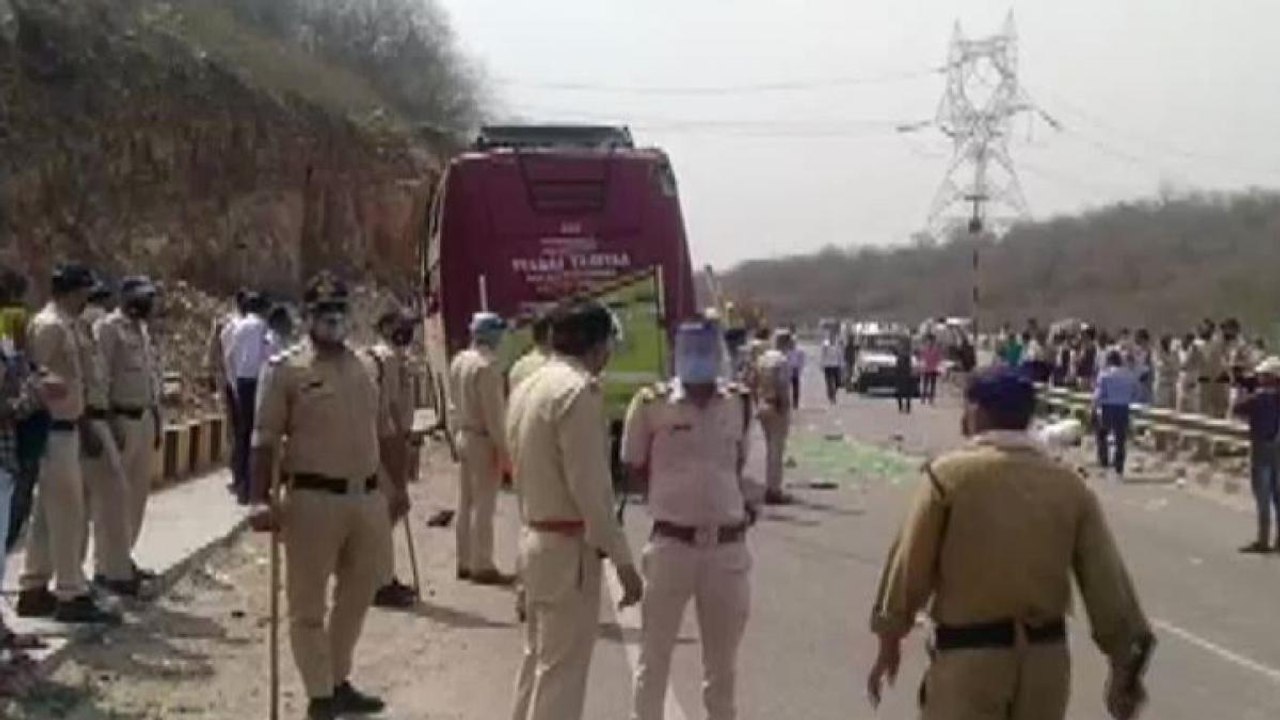 MP:2 died after bus carrying migrants from Delhi overturned