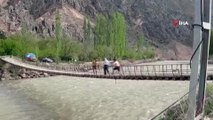 Asma köprüden Çoruh nehrine tehlikeli atlayış