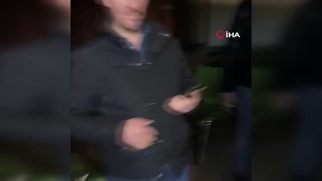 Polisin kahvehane baskınında camdan kaçmaya çalışırken böyle yakalandı