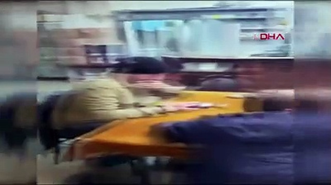 Beyoğlu'nda kahvehaneye baskında pencereden böyle kaçmaya çalıştı