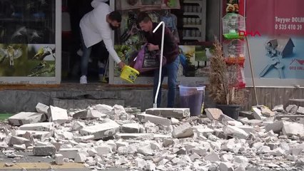 BİNADAN KOPAN SIVA PARAÇALARI YOLA DÖKÜLDÜ, 1 KİŞİ YARALANDI