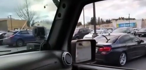 Yanlış park edilen arabaya öyle bir şey yaptı ki!