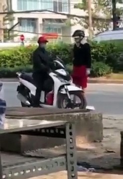 thanh niên bỏ bạn gái giữa đường sau khi cãi nhau