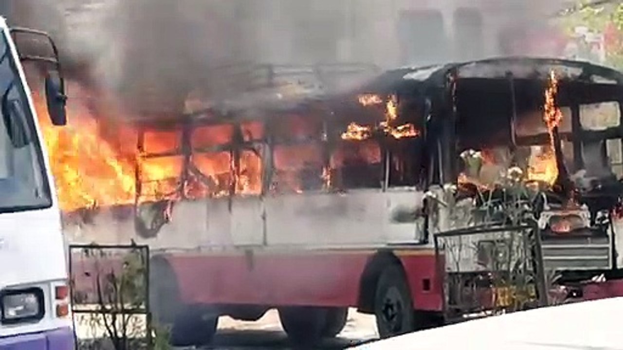 चकेरी थाना क्षेत्र के रामादेवी इलाके में रोडवेज बस बनी आग का गोला