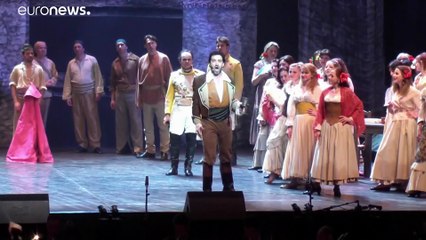 Всемирно известный оперный баритон теперь развозит еду на велосипеде