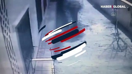 4'üncü kattan düşen kedinin kurtuluşu kamerada