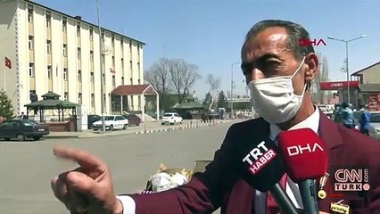 Göle'nin cadde ve sokaklarını 21 yıldır takım elbiseyle temizliyor