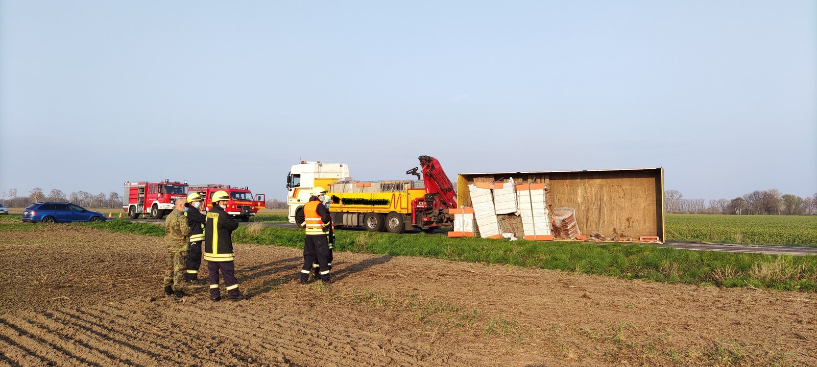 Brandenburg, LKW-Hänger kippt um und verliert Ladung Baumaterial
