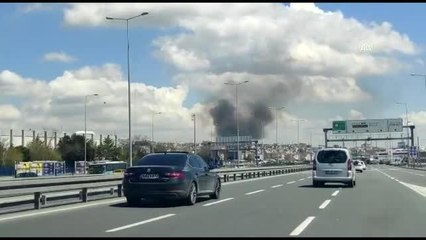 Fatih'te kimyasal maddelerin bulunduğu depoda yangın (1)