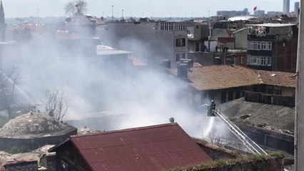 Son dakika... Fatih'te kimyasal maddelerin bulunduğu depoda yangın (2)