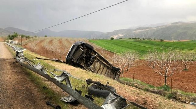 Siirt'te şarampole devrilen minibüsün sürücüsü yara almadan kurtuldu
