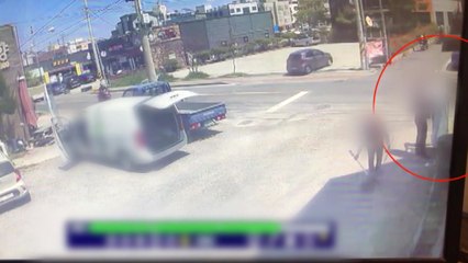 볼썽사나운 홍보 전쟁...경쟁 업체 홍보물 몰래 바꿔치기 / YTN