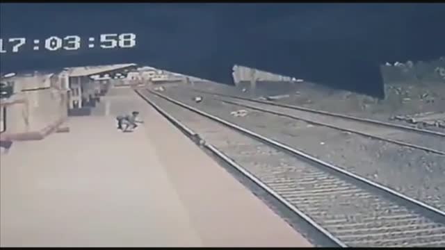 Rescate 'in extremis' de un niño en La India