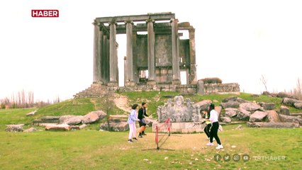 'Sporun Gelişimi, Tarihin Tanıtımı' için öğrencileriyle tenis oynuyor