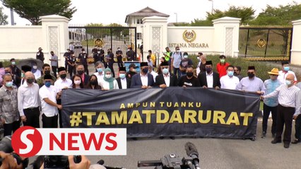 Opposition MPs hand over memorandum to King to end Emergency