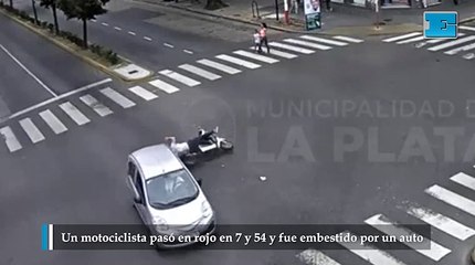 Un motociclista pasó en rojo en 7 y 54 y fue embestido por un auto