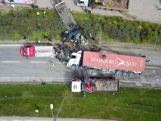 BURSA'DA TIR'IN ÜZERİNE DEVRİLDİĞİ OTOMOBİL YANDI; 1 ÖLÜ, 2 YARALI