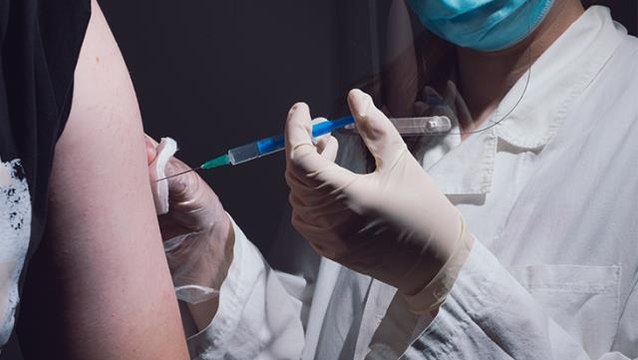 Oxford, koronayı atlatan kişilere tekrardan virüs vereceği deneyi için katılımcılara 56 bin lira ödeyecek