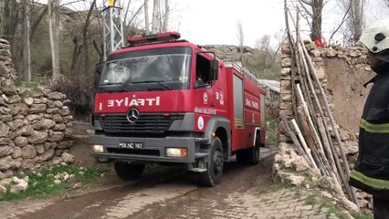 Yere uzanıp yangını film seyreder gibi izlediler