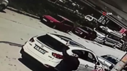 Bursa'da tır faciası...Tırın otomobilin üzerine devrildikten sonra alev aldığı anlar saniye saniye kamerada