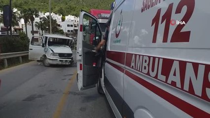 Kamyonet ile minibüs kafa kafaya çarpıştı: 1 yaralı