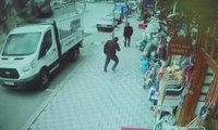 Son dakika haberi... Erzurum'da fırtına; otomobil sürücüsünün uçan çatıdan kıl payı kurtulması kamerada