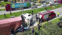 Bursa'da tır faciası...Tırın otomobilin üzerine devrildikten sonra alev aldığı anlar saniye saniye kamerada