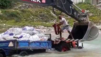 Savrun Çayı'nda traktör ile mahsur kalan adam kepçeyle kurtarıldı